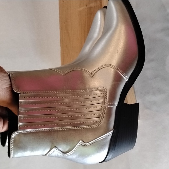 No Boundaries Silver Ankle Booties with Modern Design - Picture 16 of 17